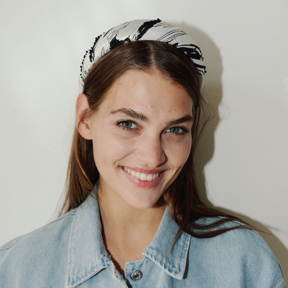 Ободок с принтом расшитый черным бисером