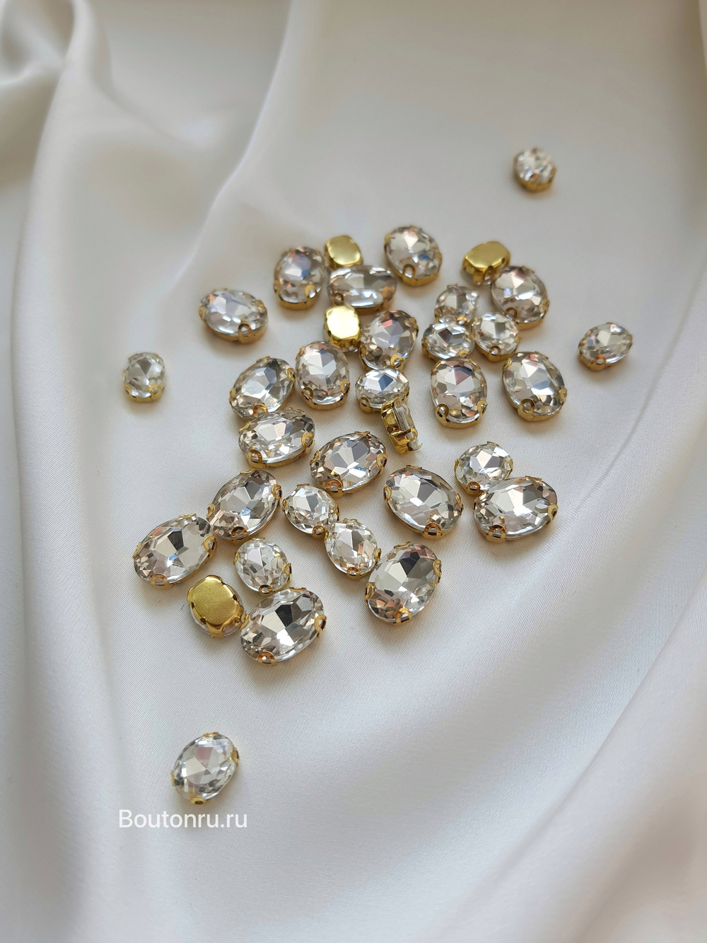 Стразы овальные в цапах золото