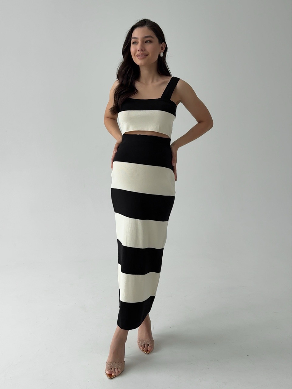 Комплект вязаный, в полоску, топ на лямках и длинная юбка