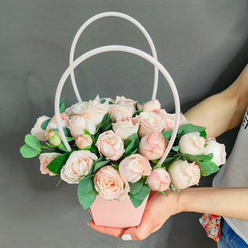 Сумочка с кустовыми пионовидными розами "Bombastic"