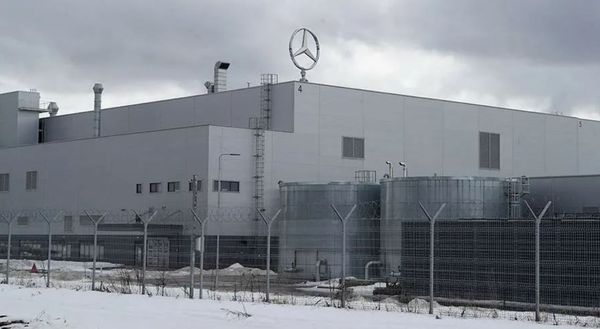 Автомобильный завод, построенный в Подмосковье компанией &quot;Мерседес&quot;, снова запускает свою деятельность после перерыва.