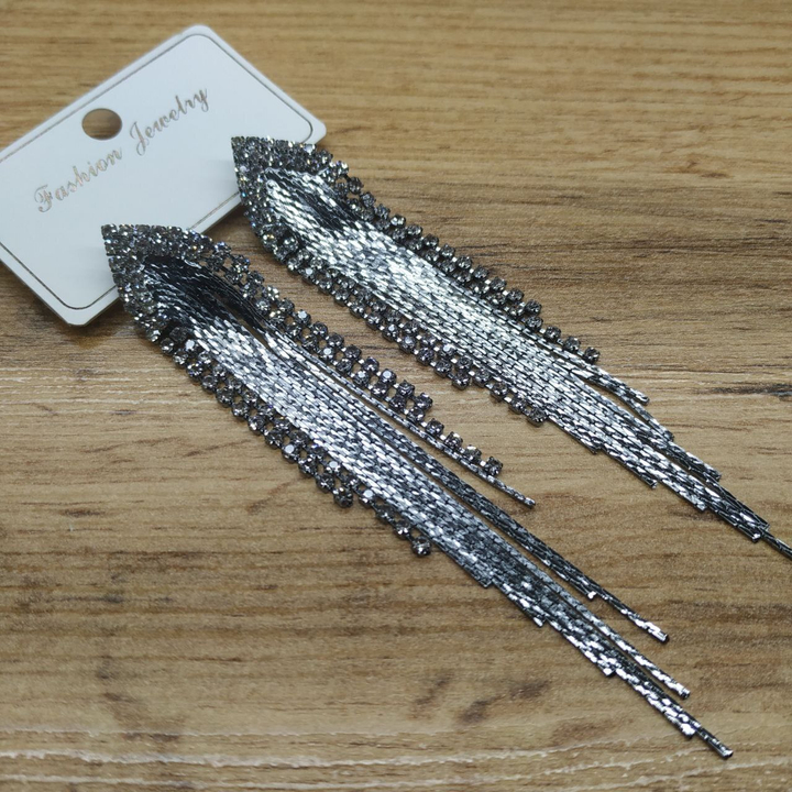 Серьги англ.заст. Bogema уголок из страз цепочки жгутики металл серебристый