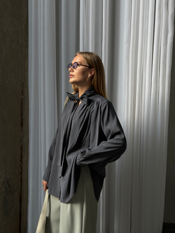 Блуза с бантом серый