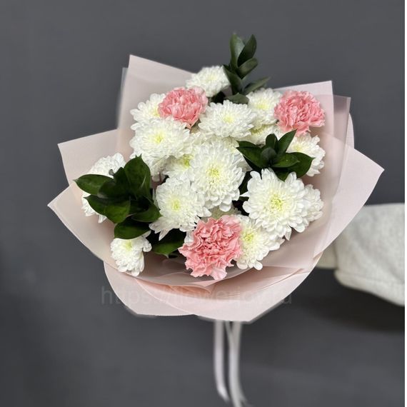 Букет из диантусов, хризантем и рускуса