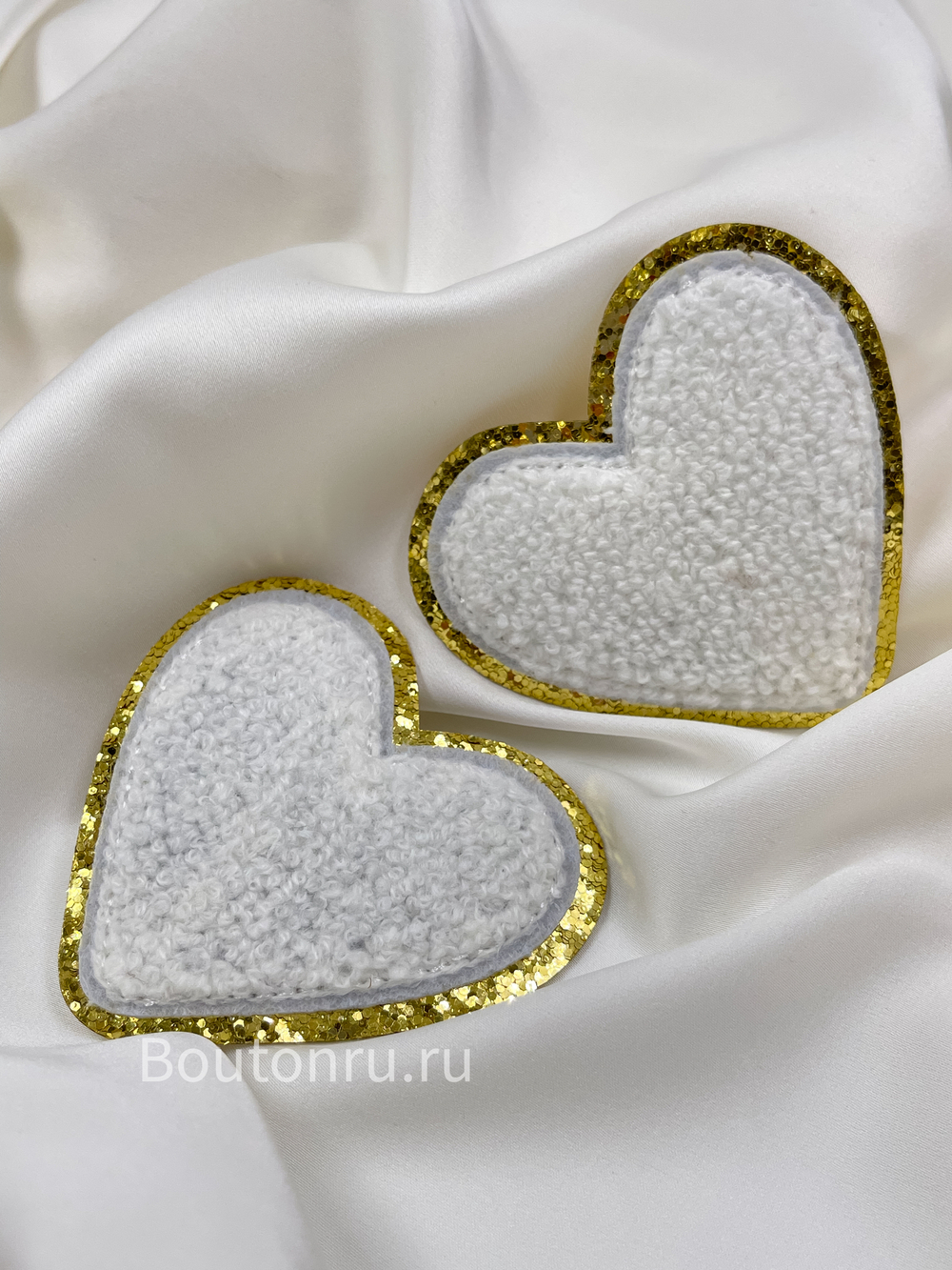 Нашивка сердце белое махровое с золотистыми пайетками