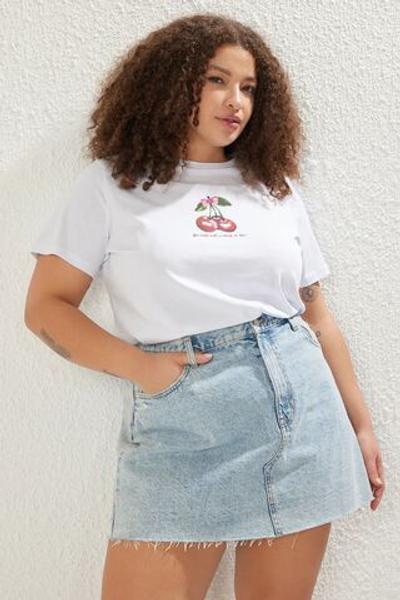 Белая обычная футболка с вишневым принтом больших размеров TBBSS25BF00017