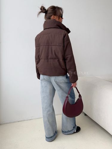 Короткая куртка шоколадного цвета с высоким воротником