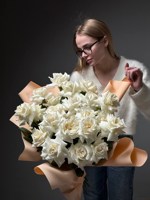 Букет из 35 белых французских роз в упаковке