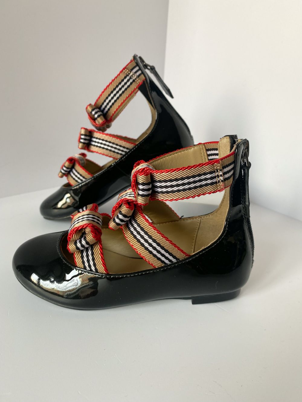 Новые лаковые туфли Burberry, 25