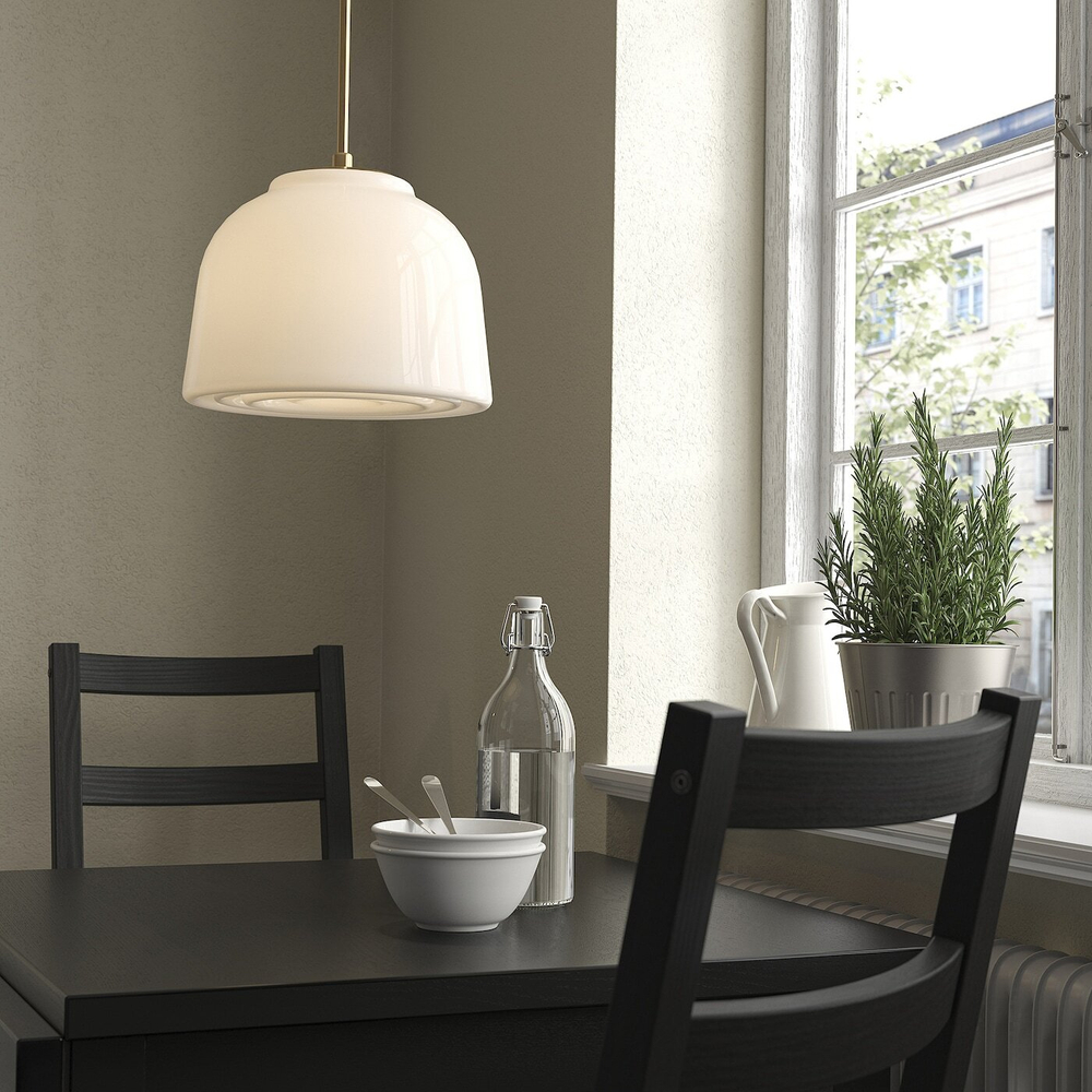 IKEA MUDDERVERK  (ИКЕА МУДДЕРВЕРК)  -  Подвесной светильник, латунь/опаловое белое стекло