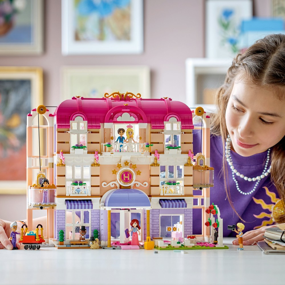 Конструктор LEGO Friends 42704 Гранд-отель в Хартлейк-Сити — фото 9