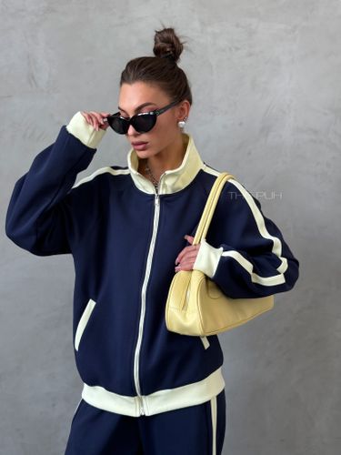 Синий спортивный костюм с лампасами