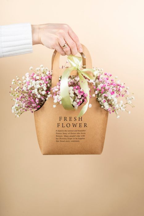 Композиция из розовой и белой гипсофилы