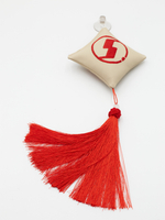 Ромб объемный на присоске SHACMAN (экокожа, бежевый, красная вышивка, кисть)