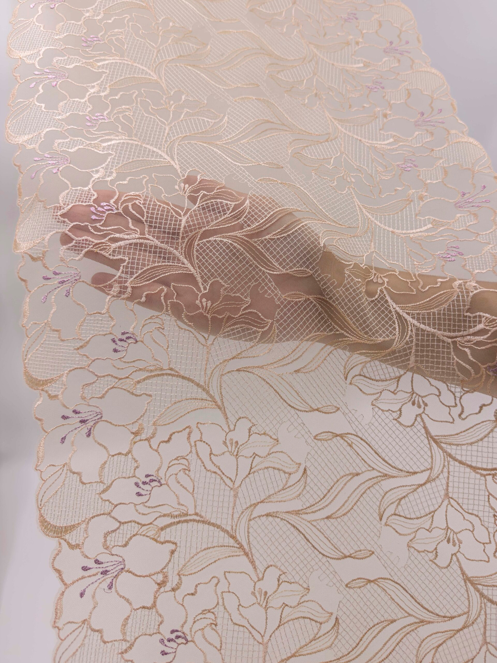 Вышивка на сетке песочно-бежевая с яркой лавандой и глиттером неэластичная ширина 33 см