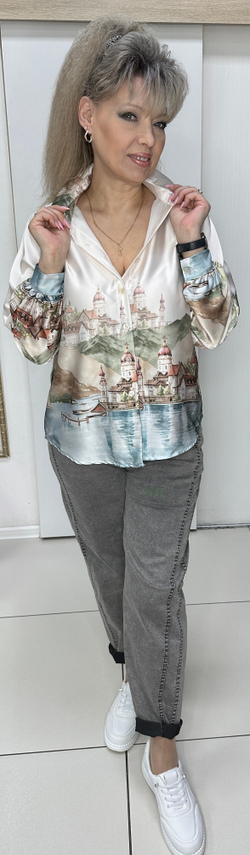 Рубашка-блузон с цветным изображением и атласным блеском