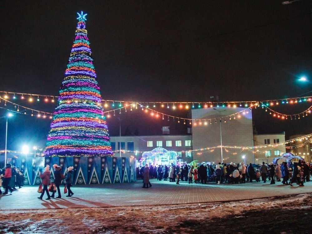 Светодинамическая елка каркасная - встроенная гирлянда цветная -"Уральская"" 22 м