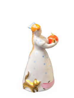 Фарфоровая статуэтка "Девушка с чайником" Дулево