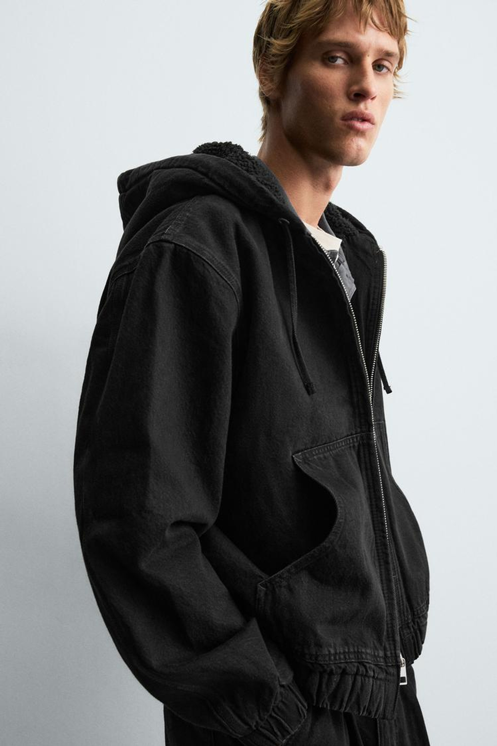 ZARA ДЖИНСОВАЯ КУРТКА С КАПЮШОНОМ И ОТДЕЛКОЙ ИЗ ИСКУССТВЕННОЙ ОВЧИНЫ, УГОЛЬНЫЙ