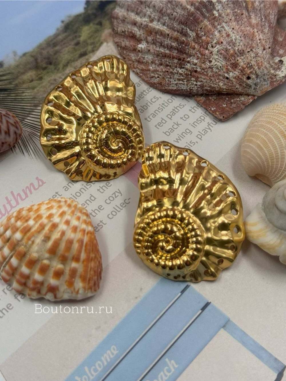 Массивные золотистые серьги в форме ракушки