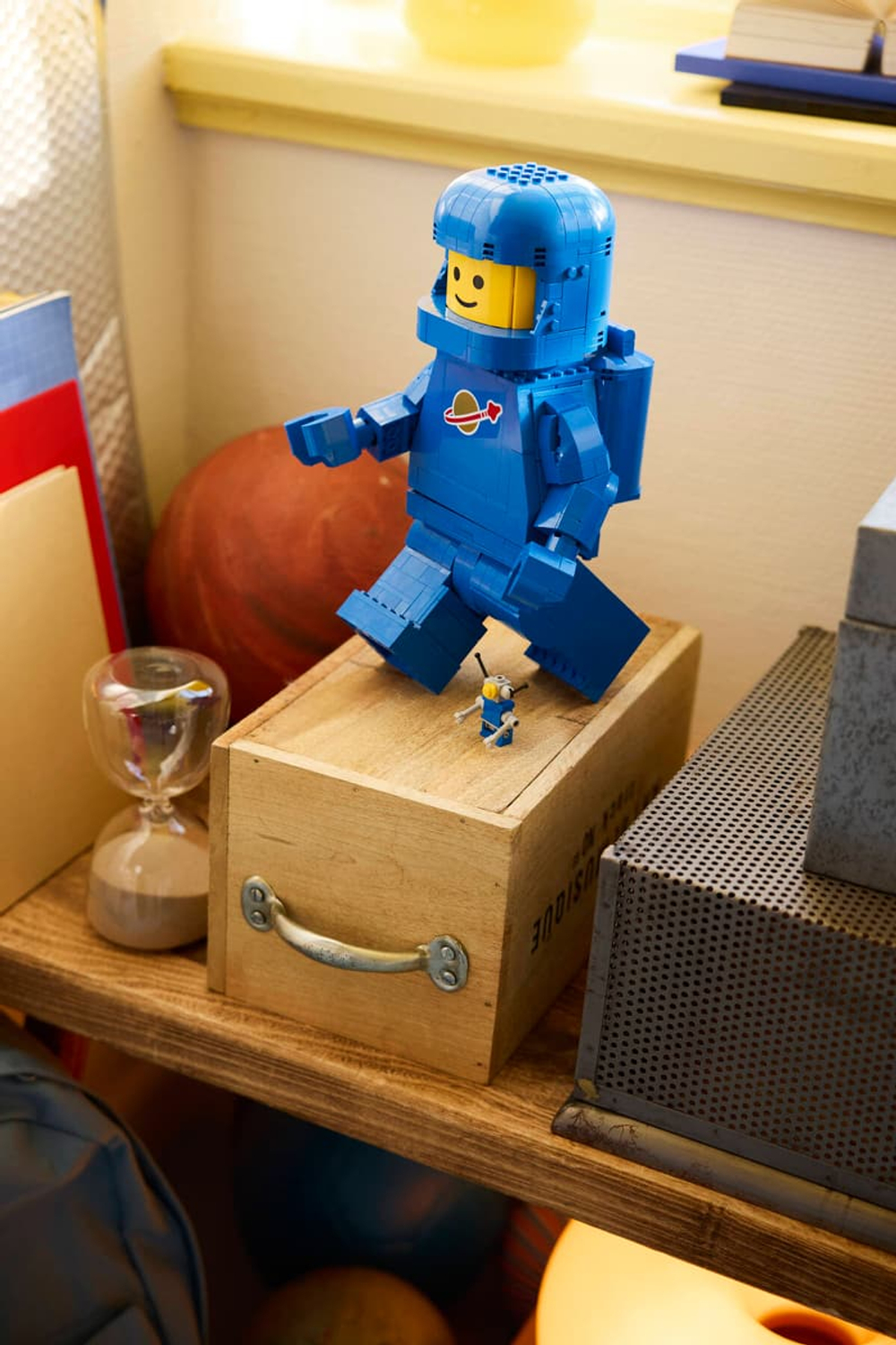 Конструктор LEGO Minifigures 40921 Up-Scaled Blue Astronaut Minifigure