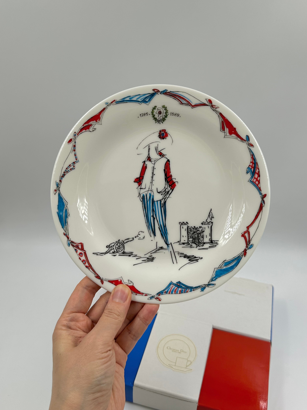 Тарелка Christian Dior «Революционная мода»