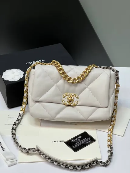 Сумка-конверт Chanel 19 среднего размера белый