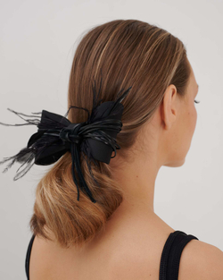 Бант-бабочка с узелком и перьями