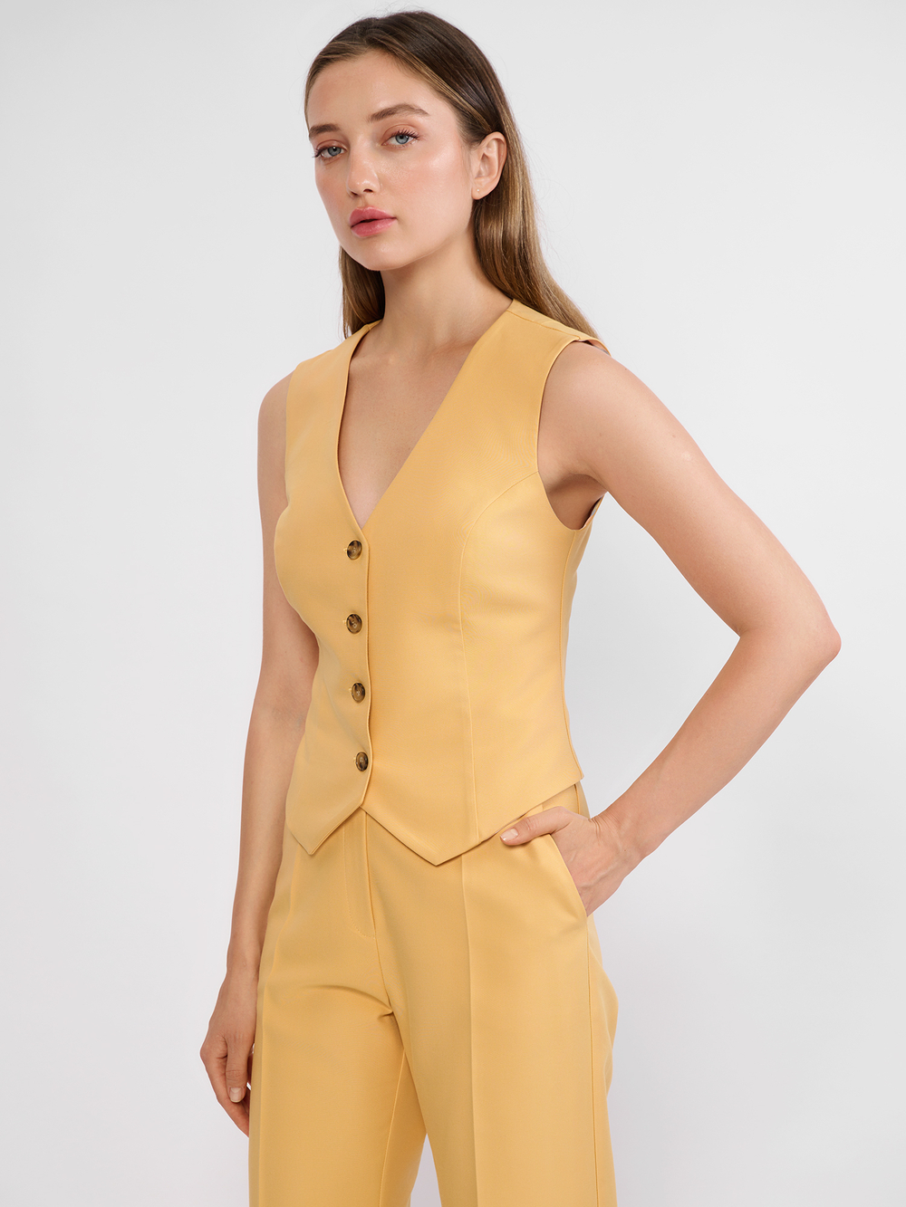 ЖИЛЕТ НА ПУГОВИЦАХ ЦВЕТА КУРКУМА