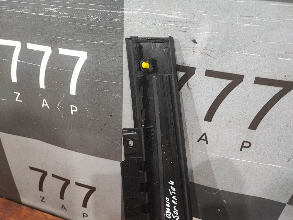 Накладка двери задняя левая Kia Sorento 4 Б/У Оригинал 83250P2000