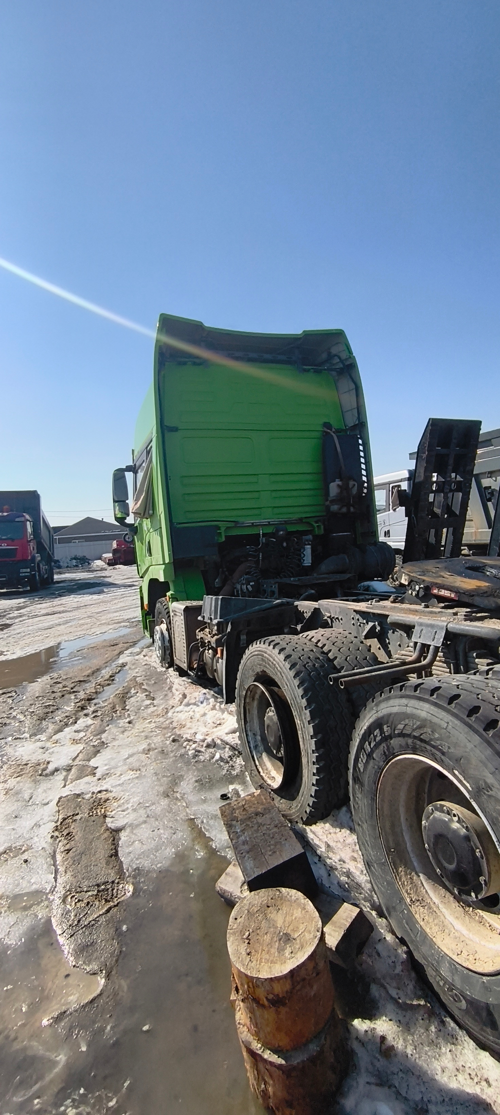 Shacman (Shaanxi) SX* 6x4 Седельный тягач SX42584W324C (Дизельный, 10,8 л, 441 л.с., МТ)