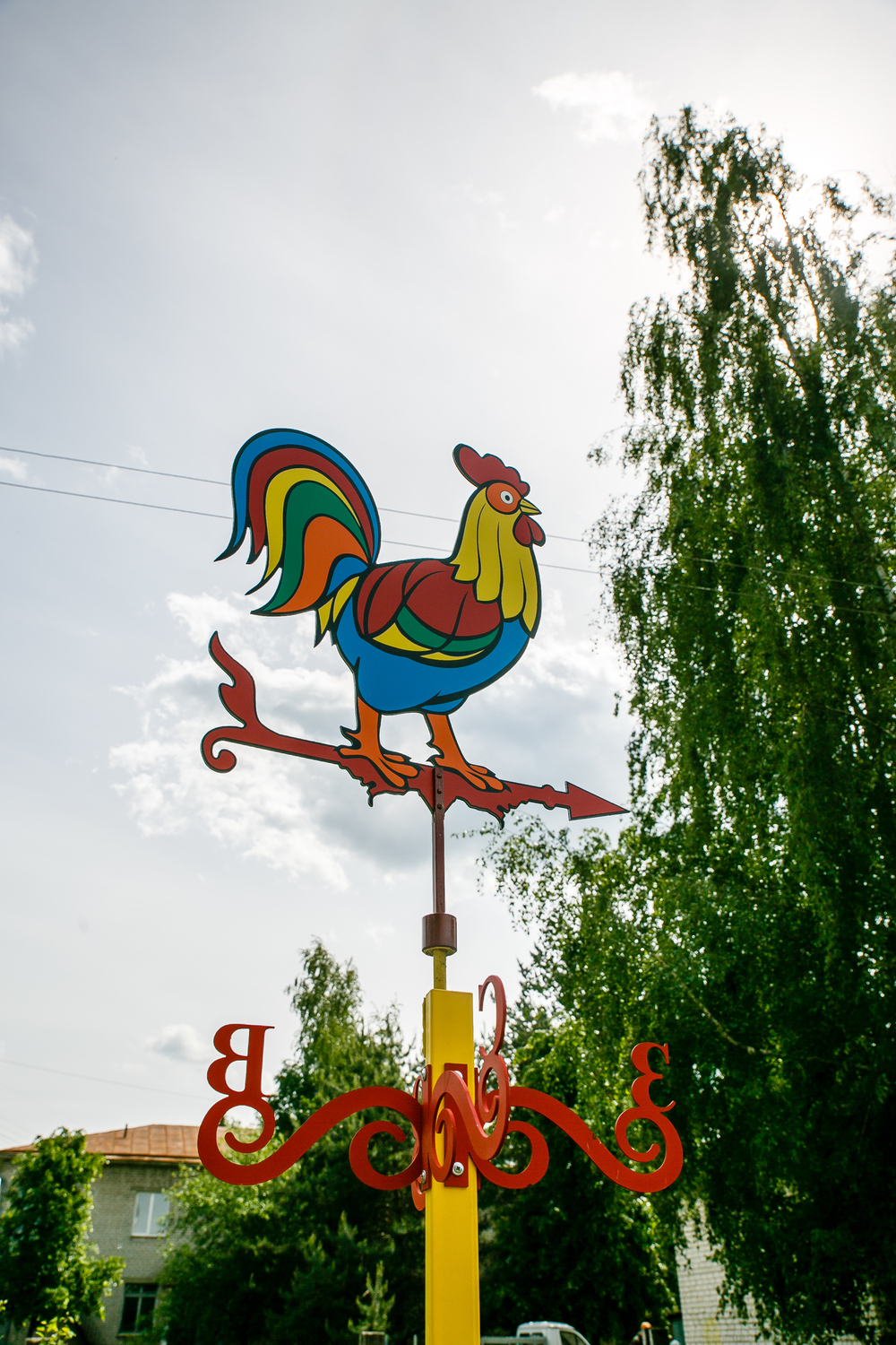 Флюгер с красочным петушком и сторонами света С-Ю-З-В