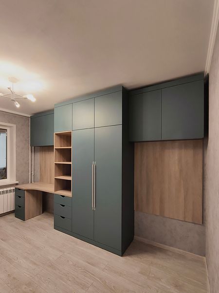 Письменный стол, полки и шкафы в комнату подростка