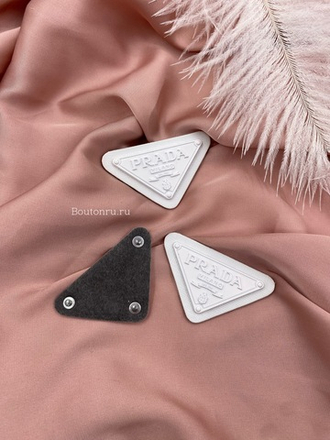 Логотип металлический Прад. белый на коже (Скидка)