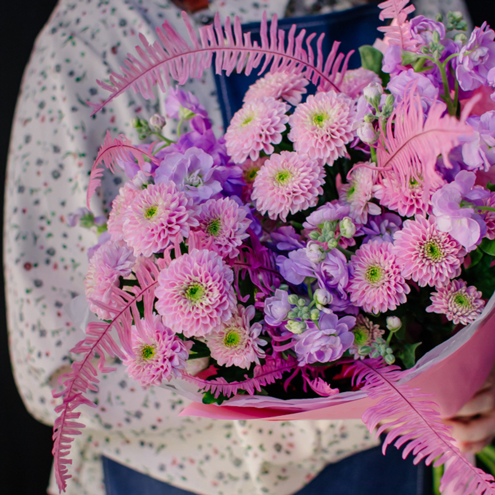 24. Аккуратный букет с хризантемой и маттиолой