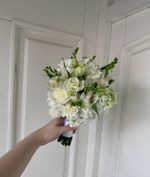 Свадебный букет из альстромерии, диантусов, лизиантуса и фрезии