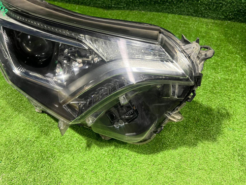 Фара правая Toyota RAV 4 CA40 (2015-2019) галоген