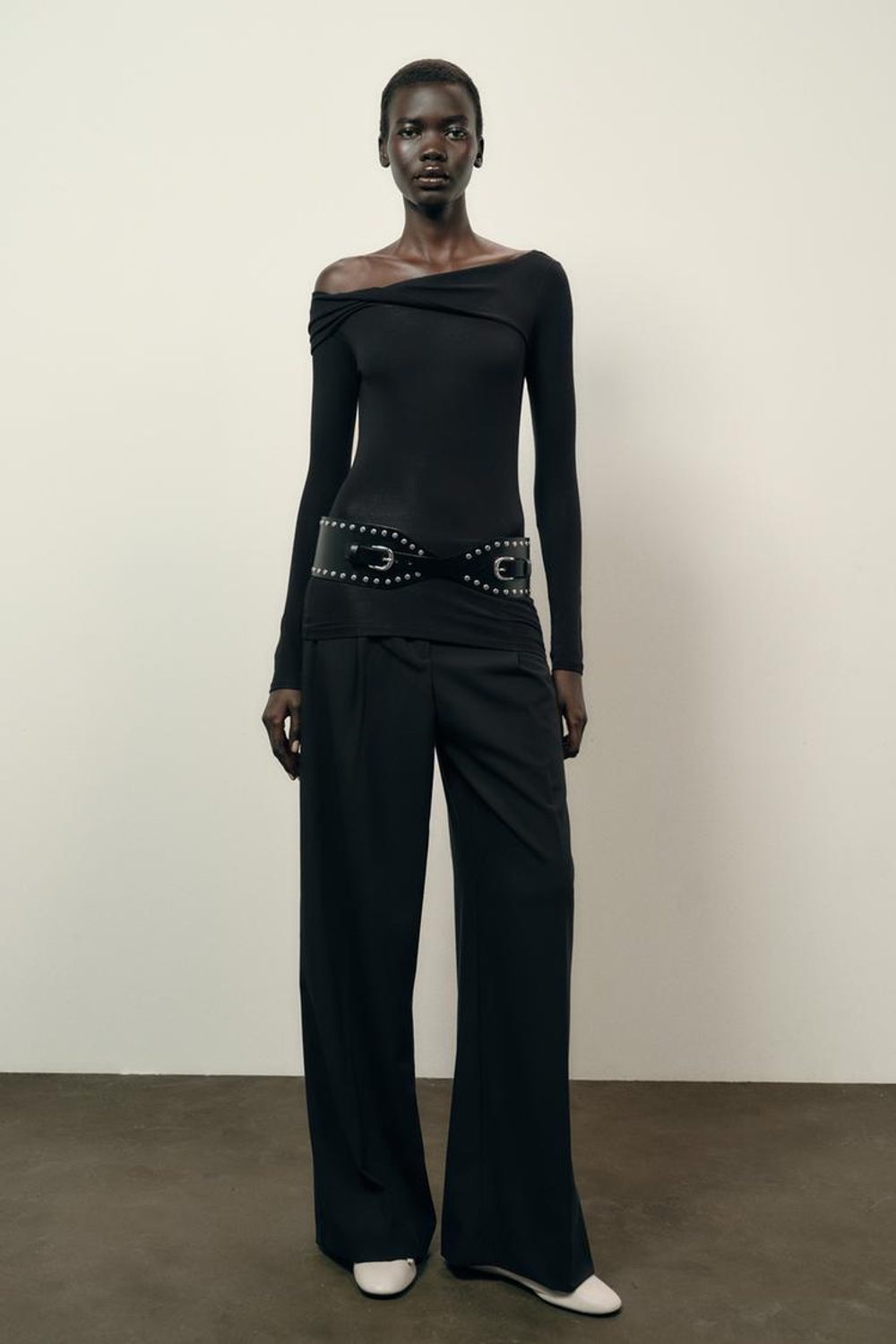 ZARA ТОП С АСИММЕТРИЧНЫМ ВЫРЕЗОМ, ЧЕРНЫЙ