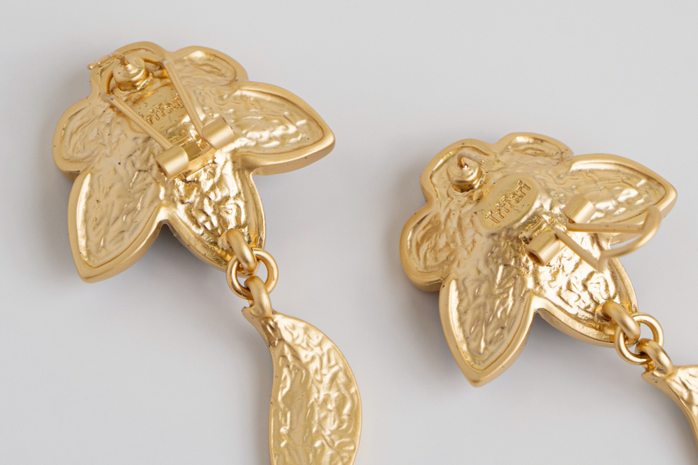 Винтажные серьги-пусеты Trifari с изображением цветов