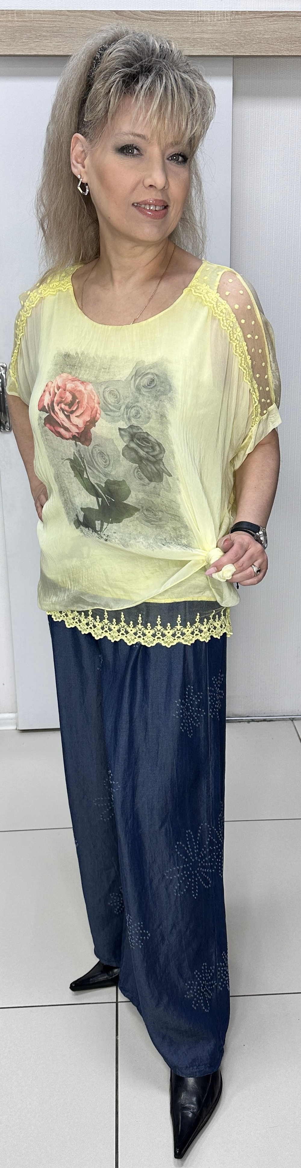 Нарядная двойка из шелка с кружевами и изображением розы