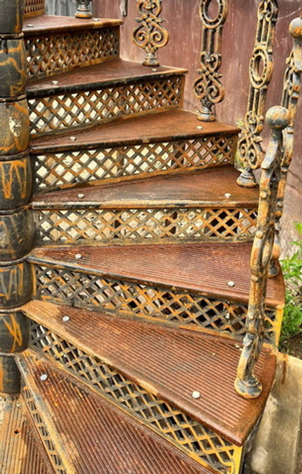 старинная винтовая чугунная лестница