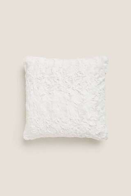 ZARA HOME ЧЕХОЛ ДЛЯ ДЕКОРАТИВНОЙ ПОДУШКИ ИЗ ИСКУССТВЕННОГО МЕХА, КРЕМОВЫЙ