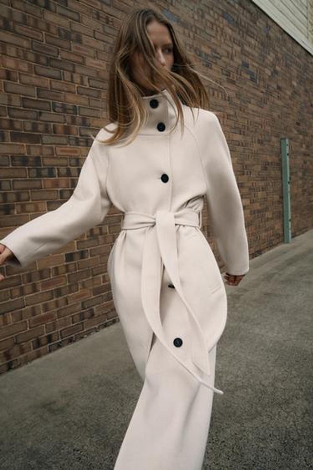 Длинный шерстяной плащ с воротником - ZARA