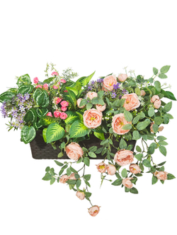 Розы персиковые с зеленью в кашпо ротанг