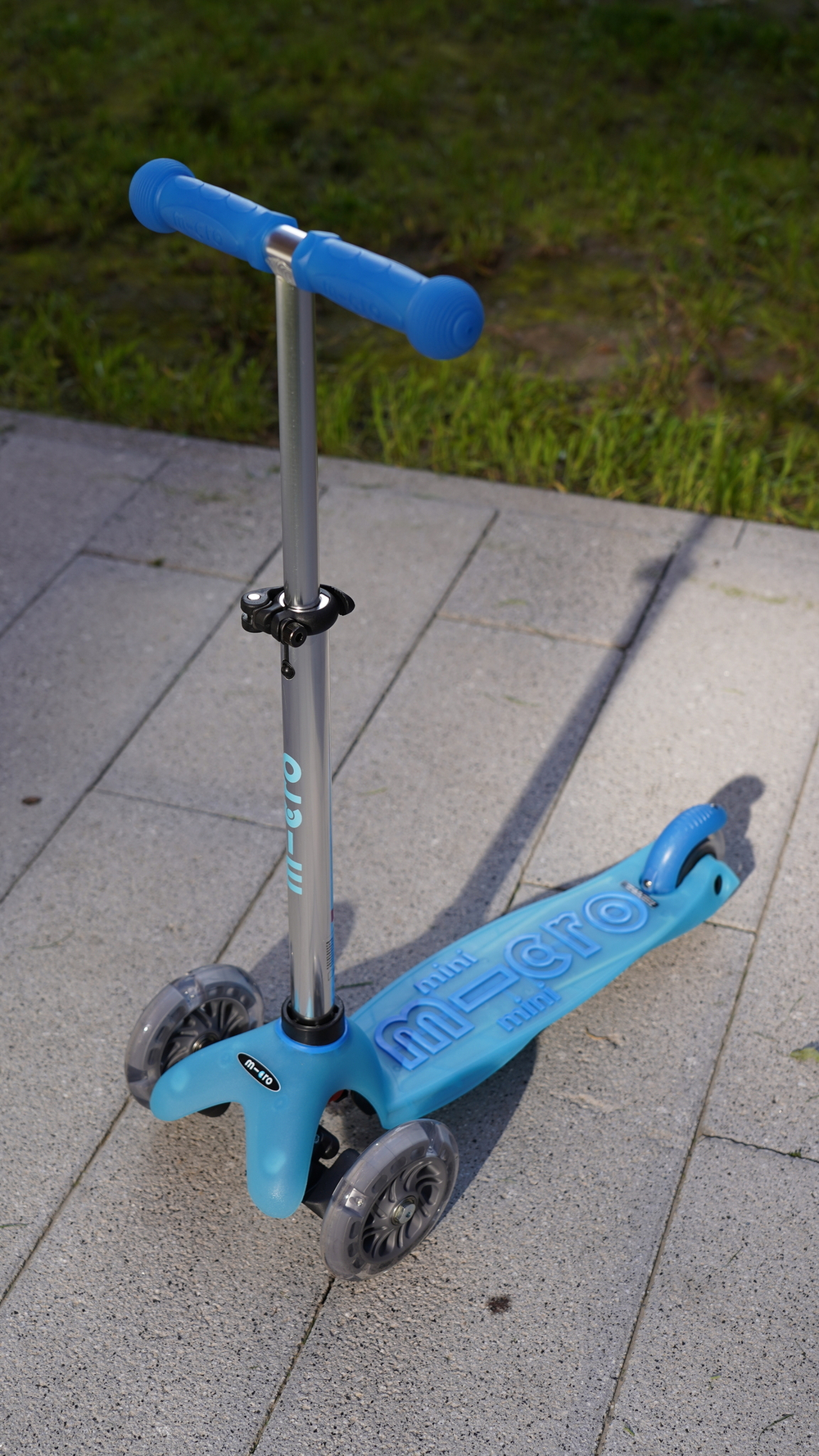 Самокат Mini Micro Deluxe Glow Plus (светящийся) LED арктический синий