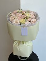 Авторский букет из кустовой пионовидной розы, диантусов и ромашки