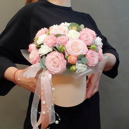 Композиция из кустовых пионовидных роз и диантуса S