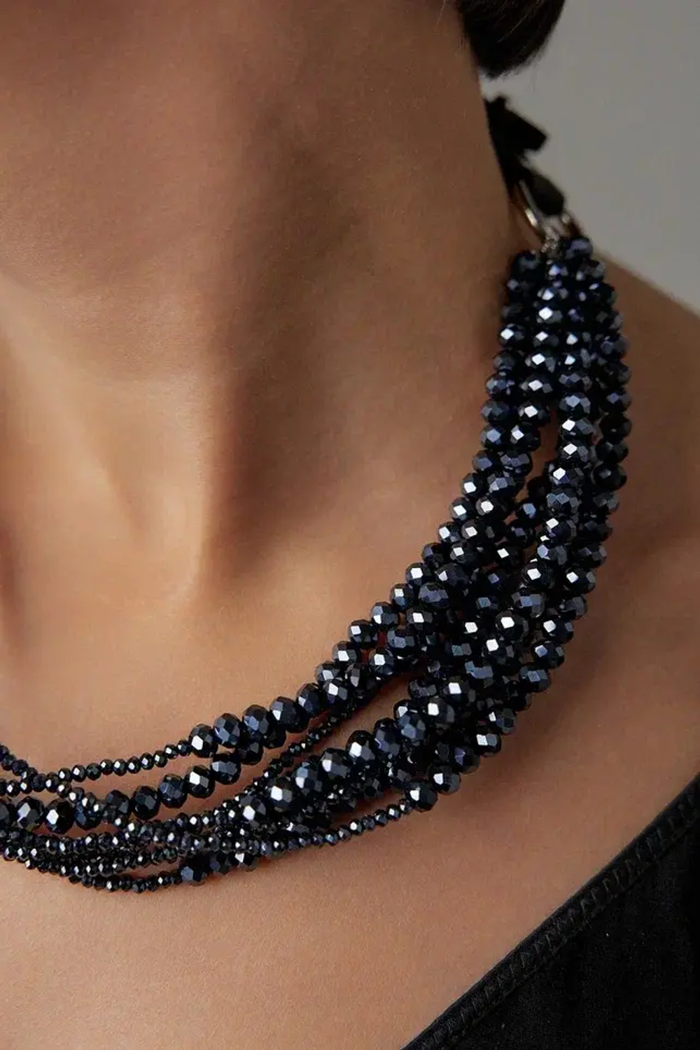 Колье многослойное из венецианского стекла разного размера в чернильном оттенке