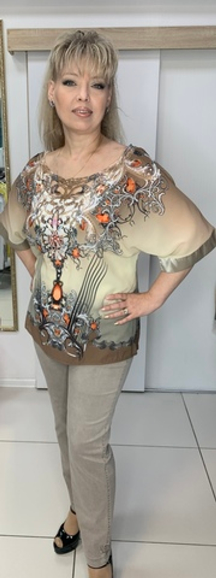 Нарядная цветная двойка с ажурно-стразовым оформлением