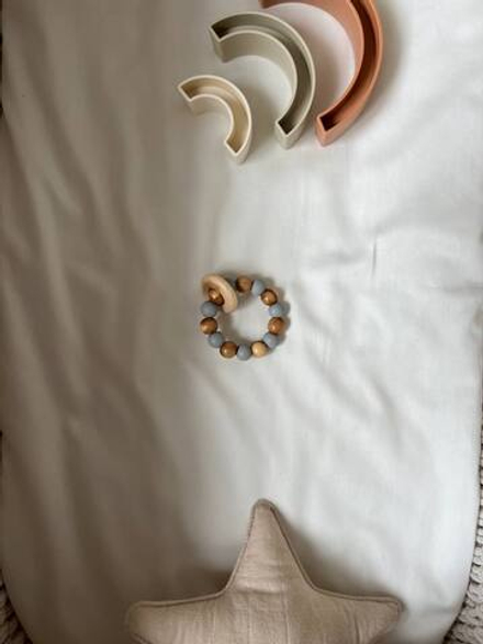 Развивающий прорезыватель «Бублик» серый